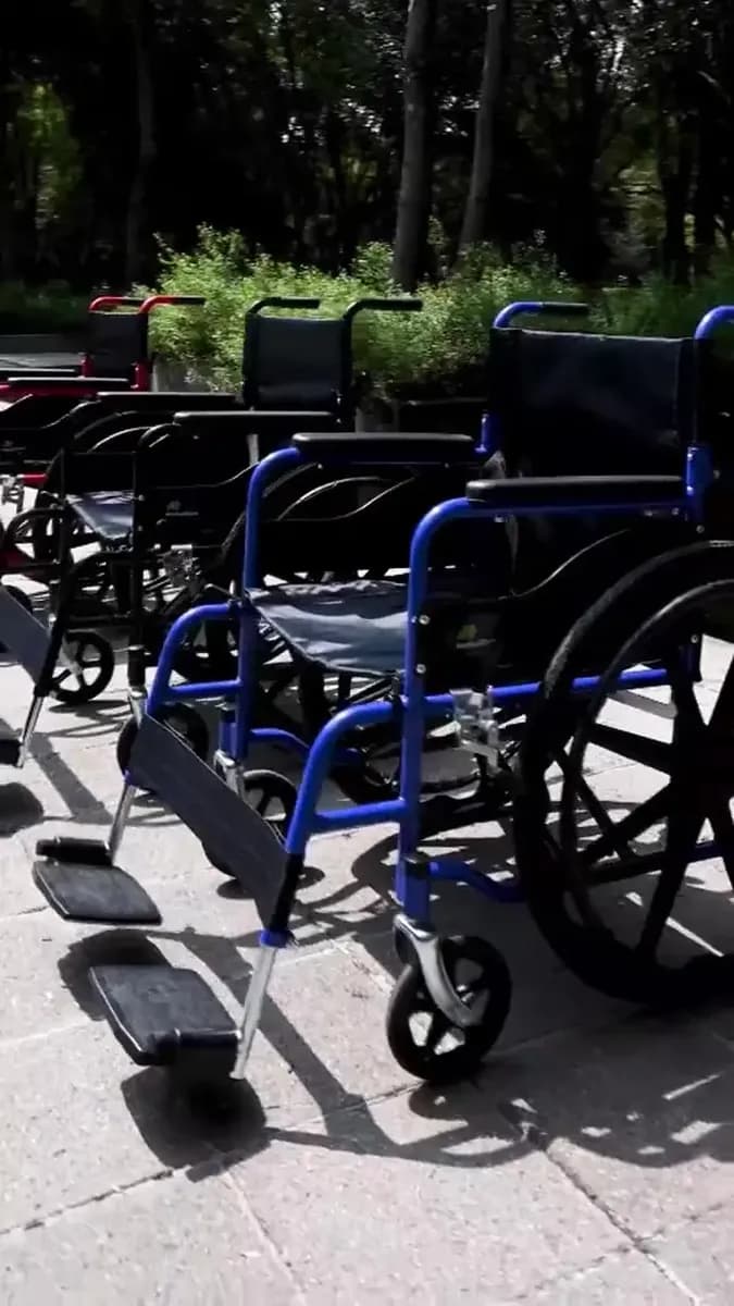 Silla de Ruedas Plegable De Lujo Acero Compacta Todo Terreno Descansabrazos Cómodos Seguros Negro Medical
